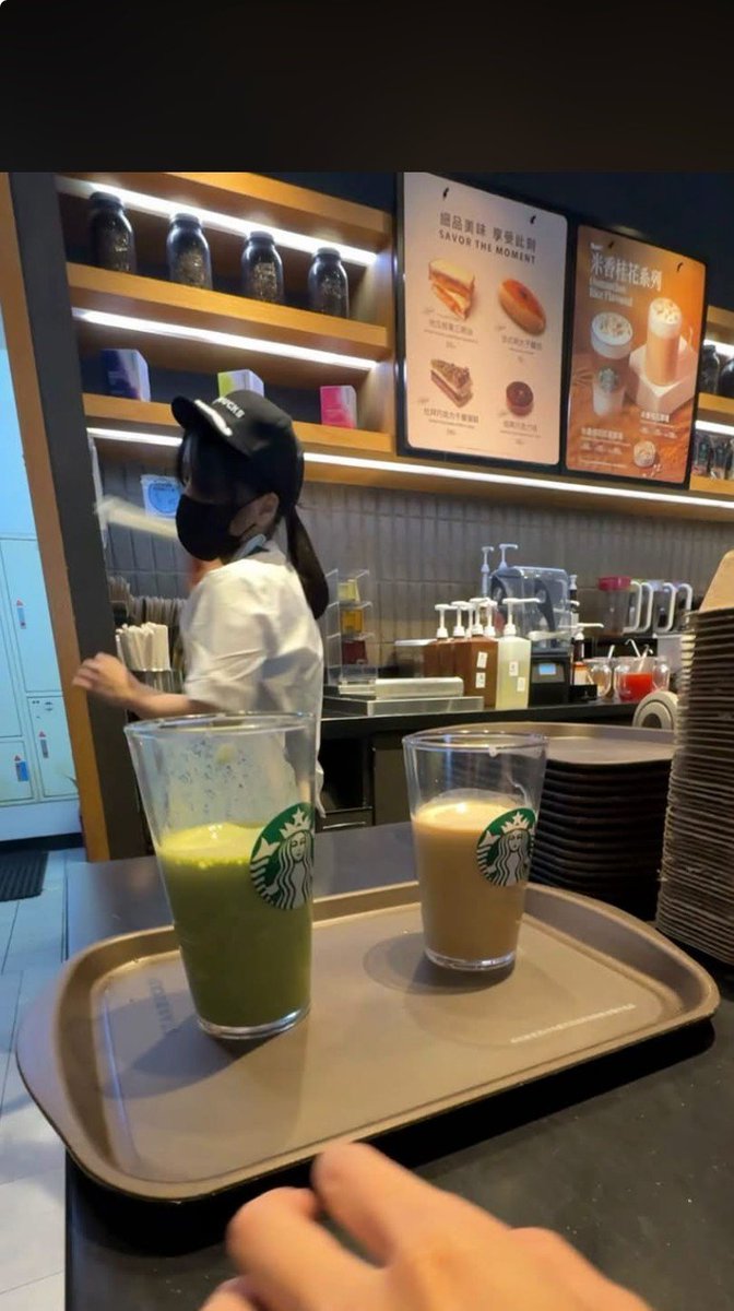 fgchiu's tweet photo. 特大杯拿到手的瞬間，我愣了三秒。

杯子沉甸甸的，卻只有半杯咖啡。
冰塊幾乎沒有，上面那一大截全是空氣。

以前去冰補滿是理所當然的事

現在變成「你不付錢，我就只給你半杯」。
那一刻真的很荒謬——特大杯的錢已經付了，拿到的卻像被懲罰過的容量。

台灣星巴克從今（12日）開始調整客製化收費政策
原本免費的少冰、去冰後補滿等，都得額外多付15元，
星巴克說這是為了「維持最佳風味比例」。
但對很多台灣客人來說，這感覺更像是：你敢不付錢，我就敢讓你喝空氣。

你今天點了嗎？杯子裡實際有多少？
留言給我看，或直接轉給正在星巴克排隊的朋友。