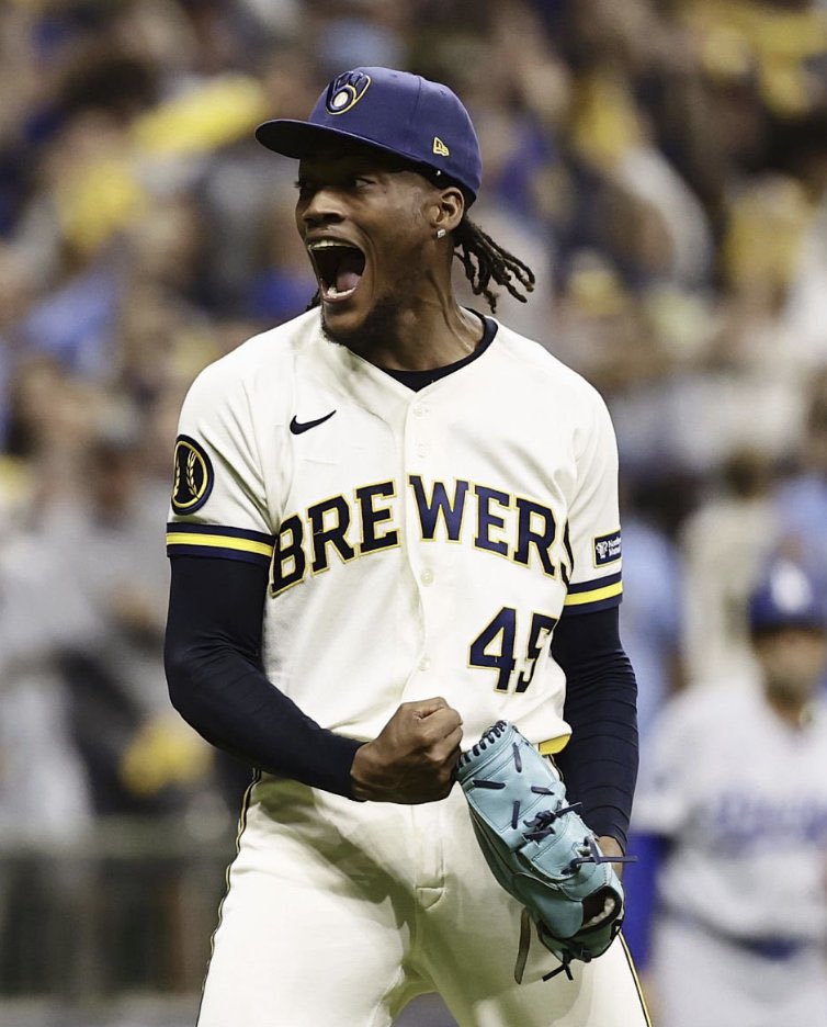HDNdeportes's tweet photo. COMO UN BLOCK DE 8️⃣ 

El (P) relevista de @Brewers Abner Uribe 🇩🇴 desde el 15 de mayo, incluyendo la postemporada:

49 IP  
4 CL 
0.73 EFE 
1.00 WHIP 
15 BB  
50 Ponches 

#MLBEnHDN https://t.co/q4ewFqP3zv