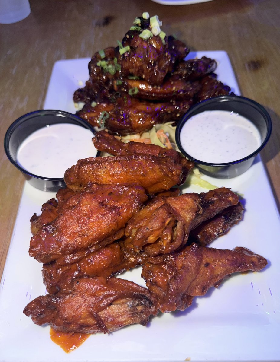 spshoot's tweet photo. First time eating Woodie’s wings. Solid. Super Buffalo as hot as advertised. https://t.co/J6aaxuafpP