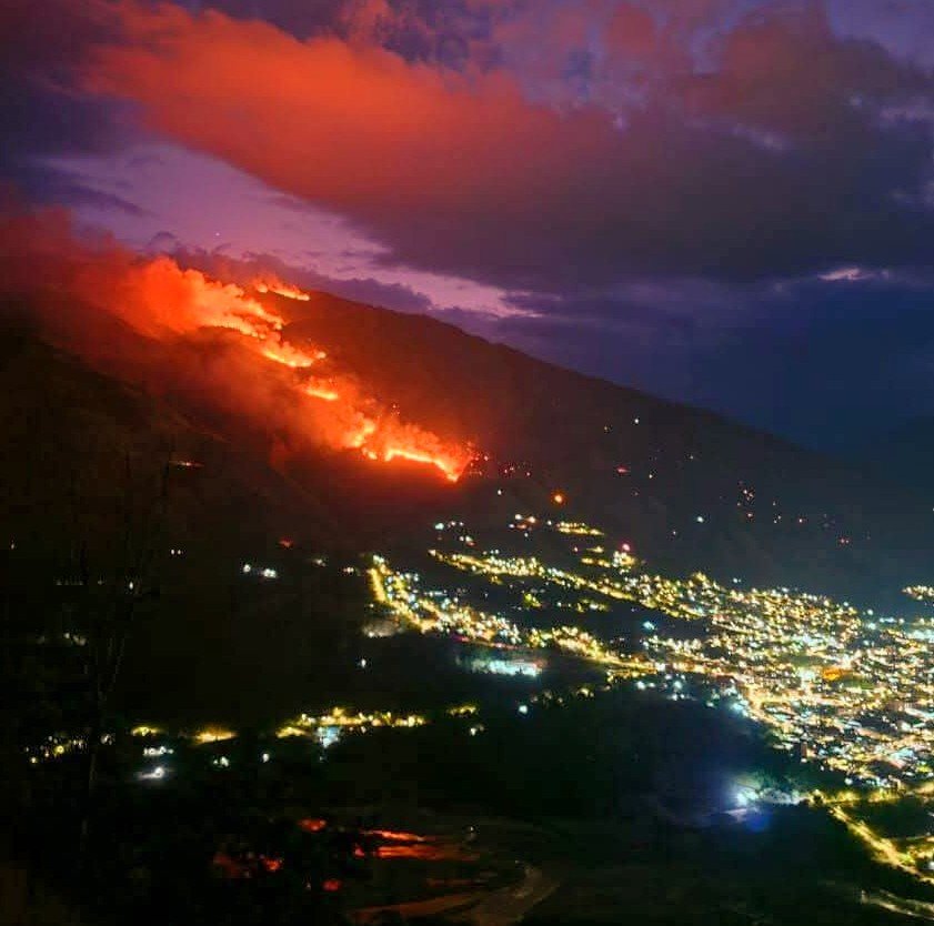 Asismet_IF's tweet photo. 🚨#URGENTE: Esta noche nos reportan un importante incendio forestal en un cerro muy cercano a la ciudad de #Quillabamba, ubicado en la provincia de La Convención, en #Cusco.🇵🇪
🔥🔥🔥
Vídeo: Karol Mar Visa.
#clima #Perú #wildfire https://t.co/Ia6c9GlvTj