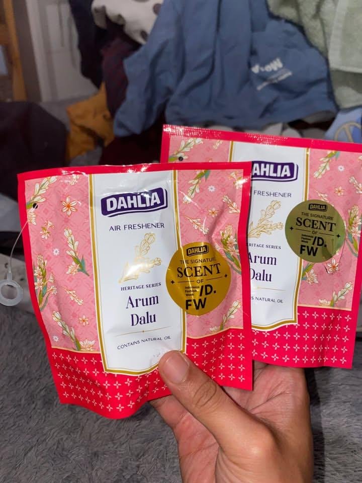 oceaeneyess's tweet photo. Demi apapun yang nyiptain wangi Arum Dalu, semoga tim R&amp;D-nya masuk surga semuaaa 😭🙏🏻 ada yang samaan jatuh cinta sama wanginya juga ga sih 🥹🥹🌸 https://t.co/EJEOaRshFb