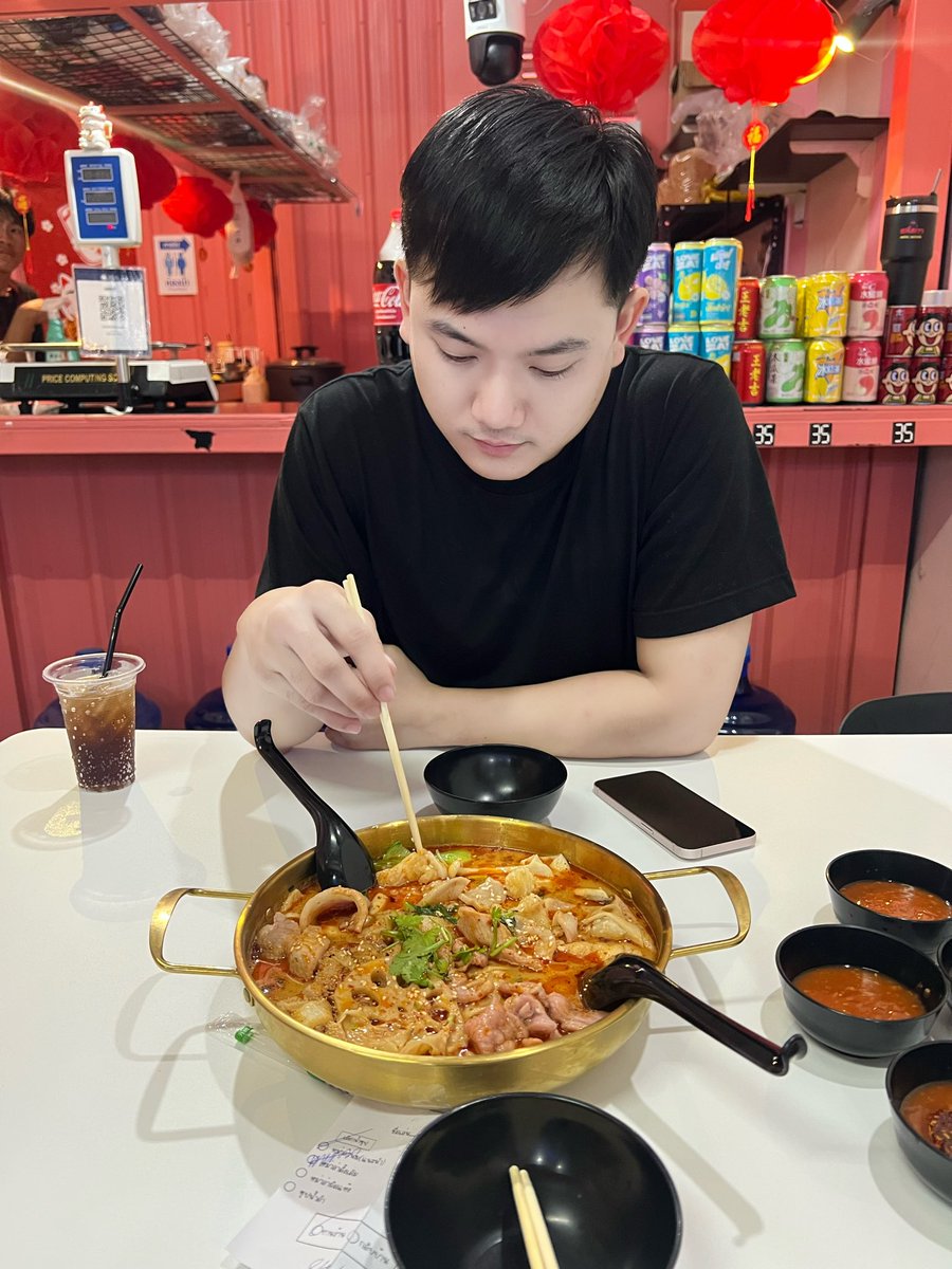 Vrkaerin's tweet photo. #ทรงตี๋หุ่นหมี 
ไม่มีคู่ก็แค่เหงา ไม่มีเขาก็แค่โสด😅😅
#เชียงราย https://t.co/ytI7jv8QYa