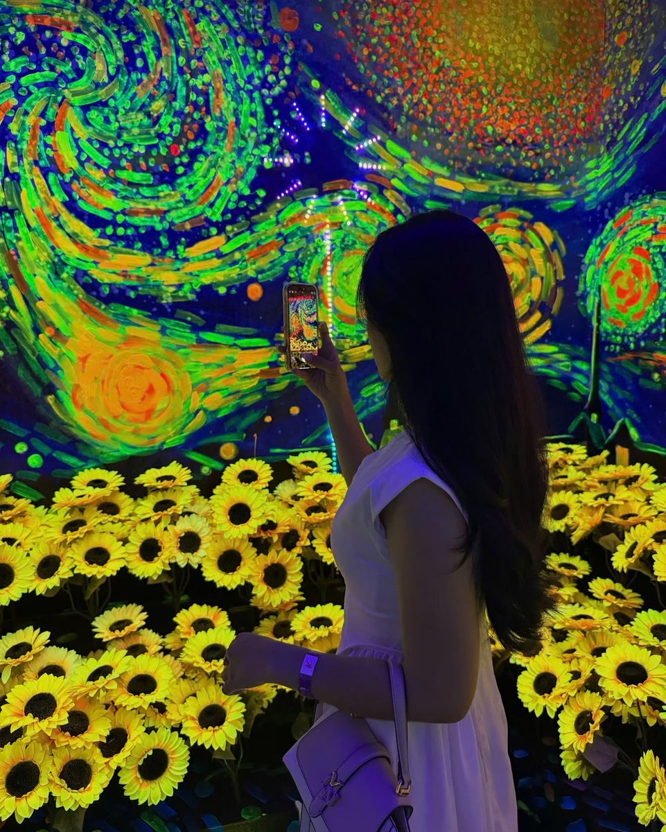 StephGil_'s tweet photo. Sài Gòn có gì mà nơi khác không có? Ngoài Taka còn có triển lãm Metashow Van Gogh. Cách nhau khoảng 3 km, shopping xong đổi mood, bước vào không gian nghệ thuật là lịch trình quá đẹp. https://t.co/tvCv1nA7yJ