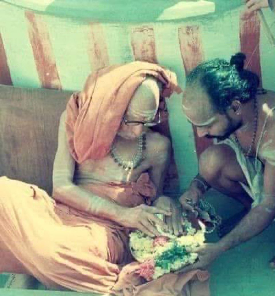 anbezhil12's tweet photo. #மகாபெரியவா 

ஒரு இளம் ஸன்யாஸி. காஞ்சிபுரம் வந்து பெரியவாளை தர்ஶனம் பண்ணினார் .

"என்ன பண்ணிண்டிருக்கே?"

"அதிகநாள் எந்த எடத்லையும் தங்கறதில்லே பெரியவா .....இப்டி ஊர் ஊராப் போயிண்டிருக்கேன். பிக்ஷையா எது கெடைக்கறதோ ஸாப்டுட்டு, முடிஞ்ச அளவு நெறைய ஜபம் பண்றேன். சில எடங்கள்ள எதாவுது பேசச் சொன்னா எனக்கு தெரிஞ்ச பகவத் விஷயங்களை சொல்லுவேன். அவ்ளோவ்தான்"

நல்லது. அத்வைத ப்ரசாரம் பண்ணேன்!

ஆனா எனக்கு அத்வைதம் பத்தி என்ன தெரியும் பெரியவா? குரலில் தாபம்.

"அது ஒண்ணும் பெரீய்ய விஷயமில்லே! நா ஒரு கதை சொல்றேன். அதை நீ போற க்ராமத்துலல்லாம் சொல்லு!"-

"பெரியவா சொல்றபடி செய்யறேன்.."

பெரியவா சொன்ன கதை......

"ஒரு ஊர்ல ராமஸாமி ராமஸாமின்னு ஒர்த்தன். வேலைவெட்டி எதுவுமில்லே. ஆளைப் பாத்தா நன்னா ஆஜானுபாஹுவா ஸாண்டோ மாதிரி இருப்பானா.... அதுனால ஆத்துல எல்லாரும் அவனை "ஏண்டா, இப்டி தீவட்டி தடியனாட்டம் ஒக்காந்து நன்னா ஸாப்டறியே? எதாவுது வேலை பாத்து பொழைக்க வேணாமான்னு திட்ட ஆரம்பிச்சா. அவனுக்கு ரொம்ப ரோஷம் வந்து எங்கயாவுது வேலை கெடைக்குமான்னு தேடிண்டு இருந்தான்.

அந்த ஊர்ல ஒரு ஸர்க்கஸ் கம்பெனி வந்து டேரா போட்டுது. இவன் அந்த ஸர்க்கஸ் மானேஜர்கிட்ட போனான்.

"ஸார் ஸார் எனக்கு ஒரு வேலை போட்டுக் குடுங்கோ" ன்னு கெஞ்சினான்.

அந்த நேரம் ஸர்க்கஸ்ல ஒரு ஆதிவாஸி ஒர்த்தன் வித்தை காமிச்சுண்டு இருந்தான். என்ன வித்தைன்னா… அவன் இங்க்லீஷ் பேசுவான்! ஆதிவாஸி இங்க்லீஷ் பேசறான்னுட்டு அதுக்குன்னே கூட்டம் வரும். அவன் கொஞ்சநாள் முன்னால செத்துப் போய்ட்டான். அதுனால ஸர்க்கஸ் ரொம்ப டல்லா இருந்துது. ராமஸாமி அந்த ஆதிவாஸி மாதிரி ஆஜானுபாஹுவா, நல்ல தாட்டியா இருந்தானாம், அதுனால, அந்த ஆதிவாஸியாட்டம் நடிக்கற வேலை கெடச்சுது. பழைய படி கூட்டம் வர ஆரம்பிச்சுது.

சர்க்கஸ் மானேஜர் ஒருநாள் ராமஸாமிகிட்டே "ஏம்பா… இப்டி எத்தனை நாள் ஆதிவாஸியா இங்க்லீஷ் மட்டும் பேசி நடிப்பே? ஸர்க்கஸ்ல மீதி வித்தை எல்லாம் இருக்கே! கயறு மேல பாலன்ஸ் பண்ணி நடக்கறது மாதிரி இதெல்லாமும் கத்துக்கோன்னார். கத்துண்டான். அன்னிக்கி ஆதிவாஸி மாதிரி ட்ரெஸ் பண்ணிண்டு மொத மொத, ஜனங்கள் பாக்கறச்சே, கயறு மேல இத்னாம் பெரிய குச்சியை பாலன்ஸ் பண்ணிண்டு இவன் நடந்துண்டு இருக்கான்.... லேஸா கீழ பாத்தா... ஒரு புலி !

"கரணம் தப்பினா மரணம்"ன்னு யாரோ மைக்குல பேசி இவனை உத்ஸாகப் படுத்திண்டு இருக்கா! கரணம் தப்பிடுமோ? மரணந்தானோ?.. புலியைப் பாத்தானோ இல்லியோ, இவனோட கான்சன்ட்ரேஷன் போயிடுத்து. காலெல்லாம் நடுங்க ஆரம்பிச்சுது. "தீவட்டி தடியனாவே இருந்திருக்கலாமோ! கொஞ்சம் பாலன்ஸ் போச்சுன்னா புலியோட வாய்க்குள்ளன்னா போவோம்!" ன்னு பயம் வந்துதோ இல்லியோ, அடுத்த க்ஷணம் "தொபுகடீர்"ன்னு பாலன்ஸ் தவறி நேரா புலி மேலேயே போய் விழுந்தான்! அவ்ளோவ் கிட்ட புலியை பாத்ததும் ஸப்தநாடியும் ஒடுங்கிப் போய்டுத்து! 

அந்தப் புலி மெதுவா இவன்ட்ட வந்து "டேய், ராமஸாமி! பயப்படாதேடா.... நாந்தான் க்ருஷ்ணஸாமி! ஒனக்கு ஆதிவாஸி வேஷம் குடுத்தா மாதிரி, எனக்கு புலி வேஷம் குடுத்திருக்கா.." ன்னு புலி ஸாமி பேசினதும், ராமஸாமியோட பயம் போய்டுத்து!

இதான் அத்வைதம்! எல்லாத்துக்குள்ளயும் அந்தர்யாமியா இருக்கற ஆத்மஸ்வரூபம் ஒண்ணுதான்! வெளில வேற வேற ரூபம் தாங்கிண்டு இருக்கு. அவ்ளோவ்தான்!

'ஸ ஏக: ன்னு தெரிஞ்சுண்டுட்டா… ஶாந்தி தான்! இதான் அத்வைதம். இந்த கதையை சொல்லு போறும்......" என்று கூறி ஆஸிர்வதித்தார்.

விளையாட்டாக, கதை மாதிரி சொல்லி ஒரு பெரிய அத்வைத சித்தாந்தம் சொல்ல மஹா பெரியவாளாலே சுலபமா முடியும். 

சர்வம் ஶ்ரீ கிருஷ்ணார்ப்பணம்🙏🏻