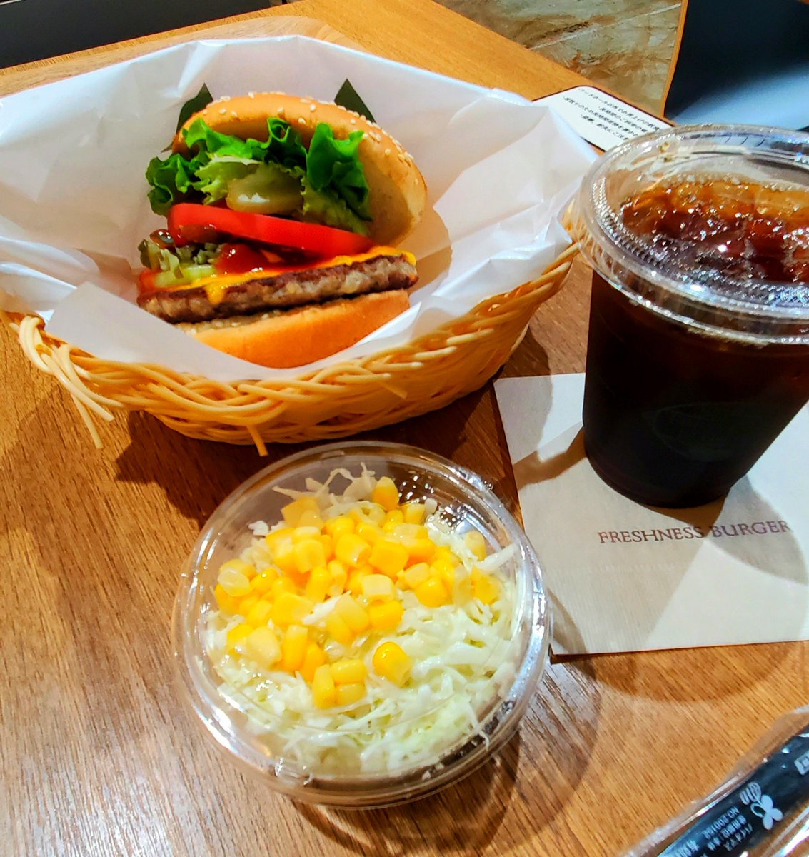 KoYu1717's tweet photo. 帰りまで少し時間あるので
エミテラス
こもれびフードホールで
ブランチ😋
FRESHNESS BURGER🍔
クラッシック
チーズバーガーセット
近所の店舗無くなって
久しぶりに食べれました🤩

「地平を駈ける獅子を見た」
流れてる～🤭
ラスト5日間は
ポイント2倍だそうですよ！
皆さん行かれたし～💃 https://t.co/3JaF2ZHjQf