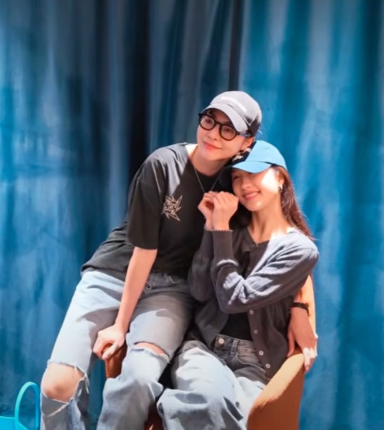 Lisaaayaaa1's tweet photo. •คำว่า 'พี่น้อง' มันสะกดยังไงนะ? ในพจนานุกรมของคู่นี้เหมือนจะมีแต่คำว่า 'แฟน' เต็มไปหมดเลยอะดิ 😉✨ 🌻🍑
•โมเมนต์หวานร้อยลิตรขนาดนี้ ไม่ต้องเรียก ‘คู่จิ้น’ แล้วมั้ง เรียก ‘คู่ชีวิต’ ไปเลยเหอะ 🥂

FAYE TODAY MAYBE EP2

#TodayMaybeEP2
#FayeAtom https://t.co/4QHyNGonMK