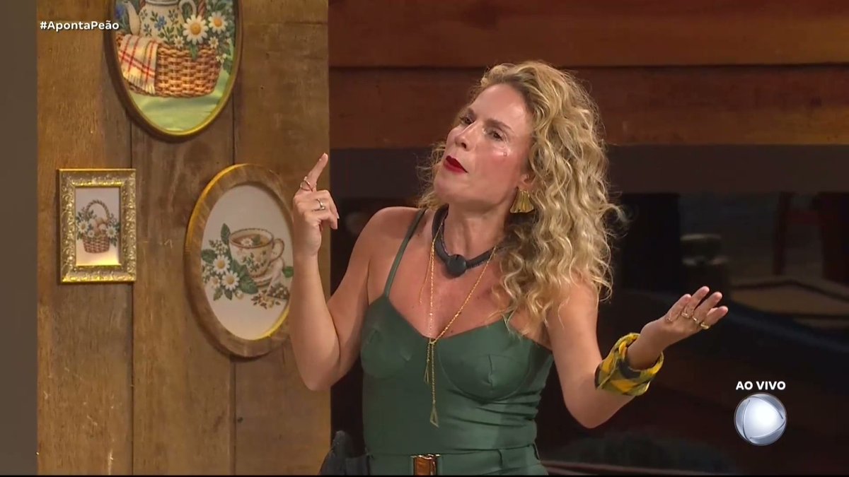 canalantenados's tweet photo. 🔥 Maíra: "Me respeita, cavala! Hienas do apocalipse, isso que vocês são. Como uma jornalista não consegue se comunicar?" #AFazenda #ApontaPeão https://t.co/uyrG3pPVls