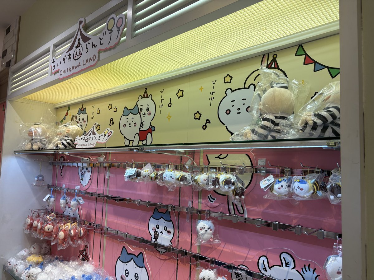 papanda_2011's tweet photo. 連休明け少ないだろうとらんどへ立ち寄った 棚スカスカで閉店するのかなってお客さんの声が聞こえてきた
メイトも移転閉店しているしそろそろかな
ノベルティはまだ大量にありましたがお買い物するものがない
ガチャは1入荷のようで行列
なぜ今それなのか分からない〜 https://t.co/8MblKu6K59