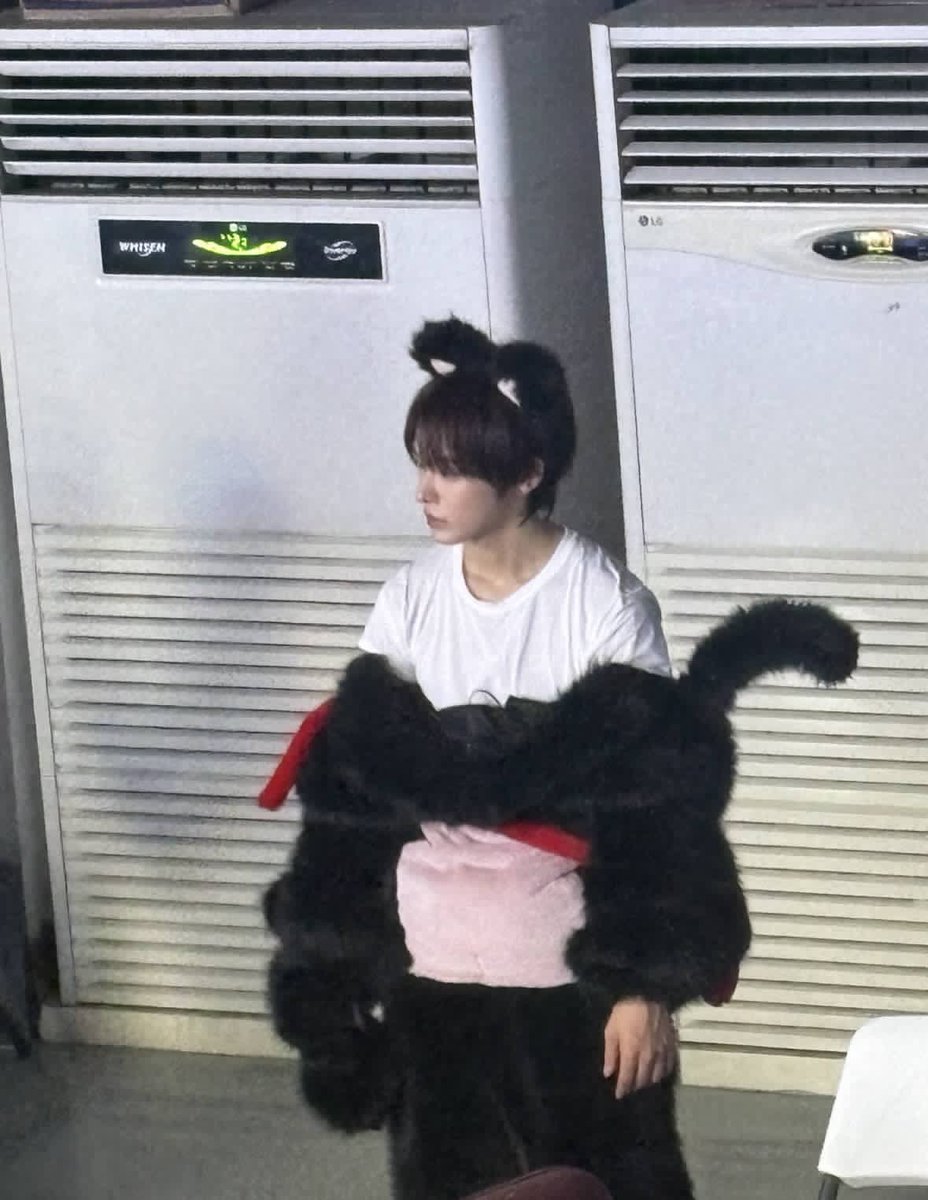 050927__'s tweet photo. 땀도 많고 이동장에 들어간 고양히마냥 ㄹㅈㄷ로 빠지는 검은 털이 진짜 털처럼 보일지라도, 여자들을 위해 퍼리옷 입고 귀여운 거 보고싶은거 다 보여주고 최선을 다하는 마에다가 너무 사랑스럽고 안아주고싶음 🥺🥺💕 (리쿠: 시러용) https://t.co/8plB6fwjtf