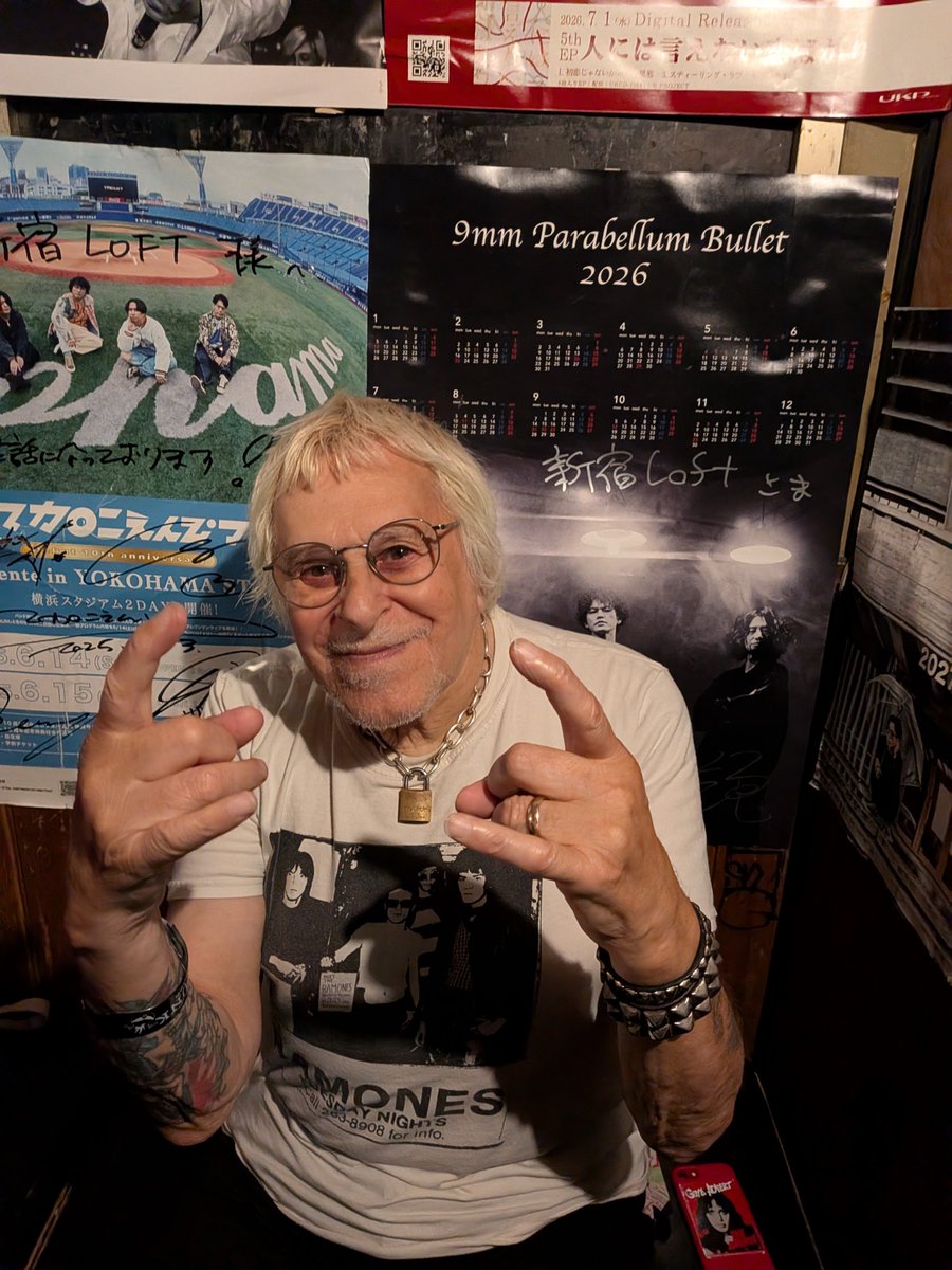 suicidou's tweet photo. カッパンク三日目は12バンド観た。ファッカー氏の弾き語りパンク、リミエキの過剰なフェミパワーがとても好きです。あ、チャーリー・ハーパーさんが物販ブースにいるって事でUK SUBSバッジを買って写真も撮らせて頂きました。こう見ると、えげれす紳士。おもひでづくり。 https://t.co/6T9E5OhP9h
