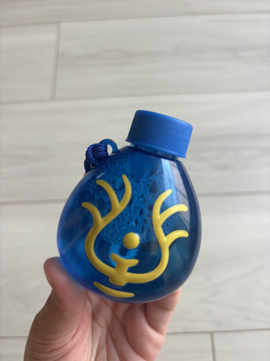 pique_tour's tweet photo. 友だちからジブリパークのお土産もらった😍
飛行石のシャボン玉🫧ほしかったやつ〜！！
かわいい！！！😍 https://t.co/lkOZrtBzJl