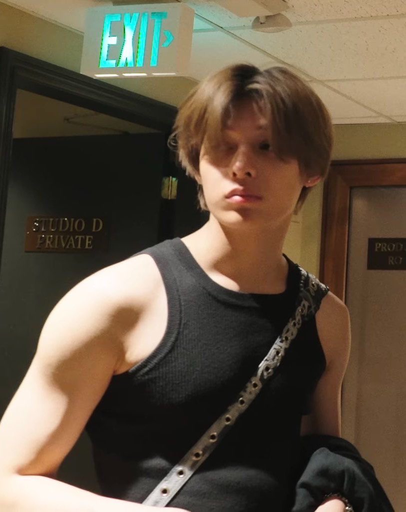 cortistwt's tweet photo. NEVER stop putting him in this type of clothing https://t.co/x24MCzj3Ke