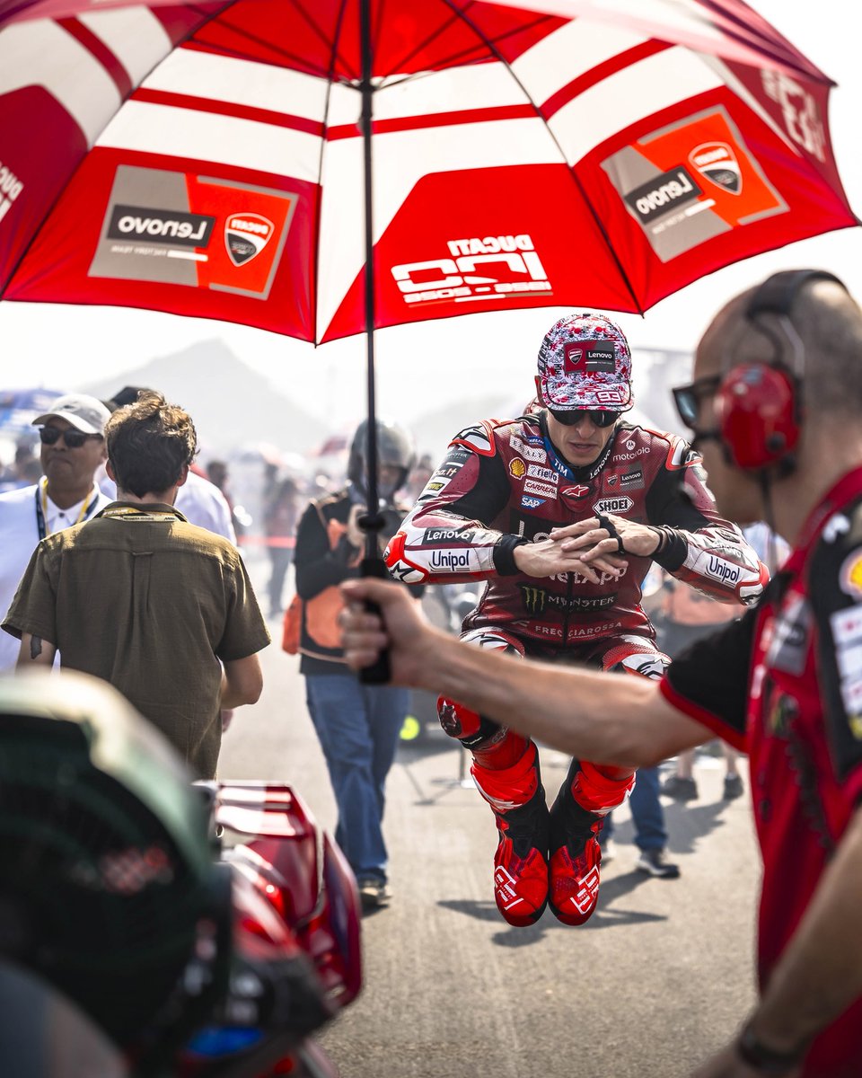 ducaticorse's tweet photo. Ready for the next challenge... 💪 push-ups on the grid... full adrenaline rush! ⚡️

#ForzaDucati #DucatiLenovoTeam https://t.co/6GGKg0P24G