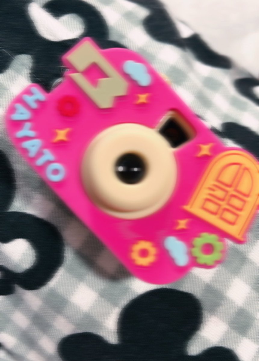 em11_21's tweet photo. ビーハピの特典のおかげで我が子のおもちゃが増えた〜〜
カメラ構えてカチャってカメラ撮るふりするの大好きみたいで、ずっと笑ってる😂
#EXILEBHAPPY https://t.co/9tkod0GEif