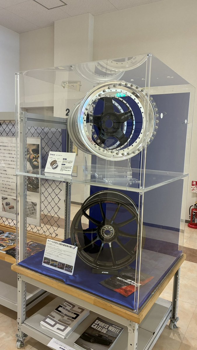 workwheelsjapan's tweet photo. 📢 フレスポ東大阪店に
WORKコーナー登場！

期間限定でWORKの特設コーナーを
展開中🔥

3ピースホイールの分解展示に加え、
なんとSUPER GTで使用されるホイールも展示しています！🏁

お近くの方も、そうでない方も、
ぜひ足を運んでみてください！

ご来場の際は
#ワークホイールズジャパン
を付けた投稿もお待ちしております📸✨