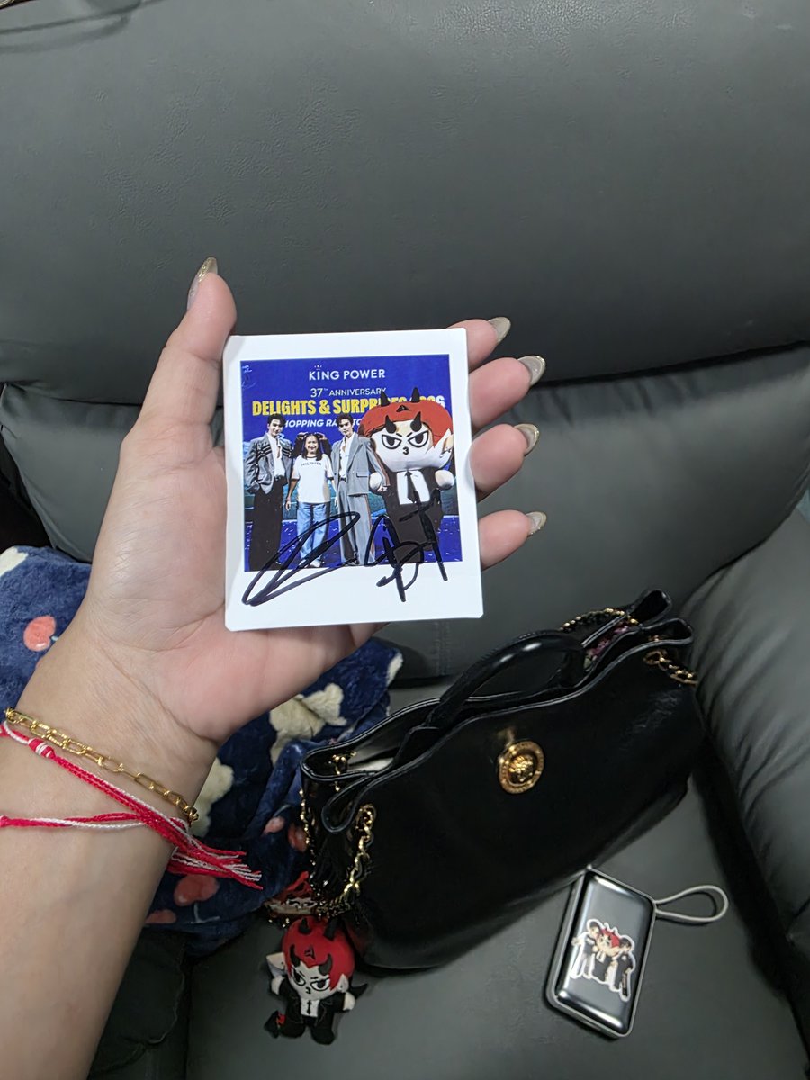 khongkwankk99's tweet photo. พี่เพิร์ธถามว่าวันนี้ถ่ายท่าไหนดีคับแม่  แม่บอกจะเอาท่าไหนตามใจหนูเลย งั้นผมเติมแม่ยืนนะ โอเคเลยท่านี้ที่ลูกเลือกให้ได้3:1แล้ว  แต่ 55 สิทธิ์เลขสวยนะเราเองก็แฮปปี้ 🖤🤍❤️

PSD FAMILY 37TH KINGPOWER

#KingPowerxPerthSantaDomiia https://t.co/Q3YRvYM0s3