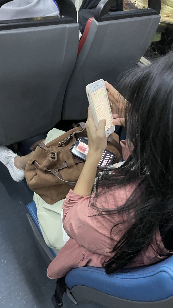 keluhkesahkonoh's tweet photo. Buat para suami yang istrinya pakai jaket pink dan turun di Halte Lebak Bulus, coba cek HP satunya yang iPhone 6s!

Sebelumnya maaf kalau kedengarannya kepo, tapi menurut gue ini bikin geleng-geleng kepala. Gue ngelihat mbak-mbak ini chat mesra sama cowok lain yang katanya teman sekantornya. Mereka saling panggil sayang dan kirim Reels yang relate sama hubungan mereka.

Tapi pas mbaknya turun di halte, suaminya udah jemput dan mereka sampai gandengan tangan. 😭

Buat para suami, coba cek arsip chat WhatsApp istri kalian, plis!
