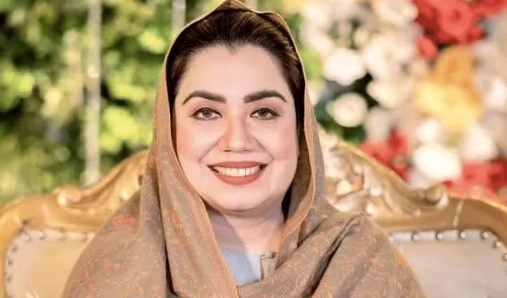 MalikUmvi's tweet photo. بینظیر بھٹو کی ایک دوست ہوا کرتی تھی جس کا نام وینا حیات تھا- بے نظیر کی حکومت جب غلام اسحاق خان نے 58 ٹو بی کا استعمال کرکے گرائی تو پیپلز پارٹی نے غلام اسحاق خان کے خلاف احتجاج شروع کروائے جس پر غلام اسحاق خان بہت زیادہ پریشان تھا- پھر ایک دن ایسا ہوا کہ ایک رات کچھ چور وینا حیات کے گھر گھسے ان کے گھر ڈکیتی کی اور پھر وینا حیات کا گینگ ریپ کیا- اور یہ کیس وینا حیات کیس کے نام سے مشہور ہوا-- انویسٹی گیشن کی گئی تو ایک نام اس کیس میں سامنے آیا جس کا نام عرفان اللہ مروت تھا یہ عرفان اللہ مروت کوئی اور نہیں بلکہ غلام اسحاق خان کا داماد تھا اور غلام اسحاق خان کے اس داماد کی بیٹی کوئی اور نہیں بلکہ ثمر ہارون بلور ہے اور وہ اس وقت پی پی کی کابینہ ہے

آپ کو یاد ہے کچھ عرصہ پہلے عرفان اللہ مروت نے پی پی میں شمولیت اختیار کی تو اس وقت بلاول اور اس کی بیٹیوں نے باپ سے احتجاج کیا جس پر پیپلز پارٹی نے عرفان اللہ مروت کو پارٹی سے نکال دیا- مگر آج اسی عرفان اللہ مروت کی بیٹی پیپلز پارٹی کی کابینہ میں شامل ہے-- کہا جاتا ہے کہ بے نظی راپنی زندگی میں بس دو دفعہ روئی ایک جس دن میر مرتضی بھٹو کو مارا گیا اور دوسرا وینا حیات کے ریپ پر اسمبلی میں بات کرتے ہوئے-- 

یہ اوقات ہے ان ب کے پکوڑوں کی--