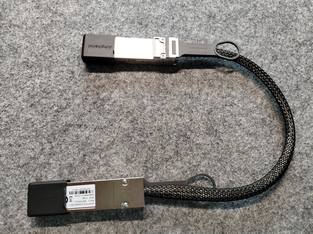 tsodeyama's tweet photo. ケーブルきたーーーー！
これでDGX Spark x2が本領発揮できる！

そして家に独立した知性をゲット！ https://t.co/ayTqraznU8