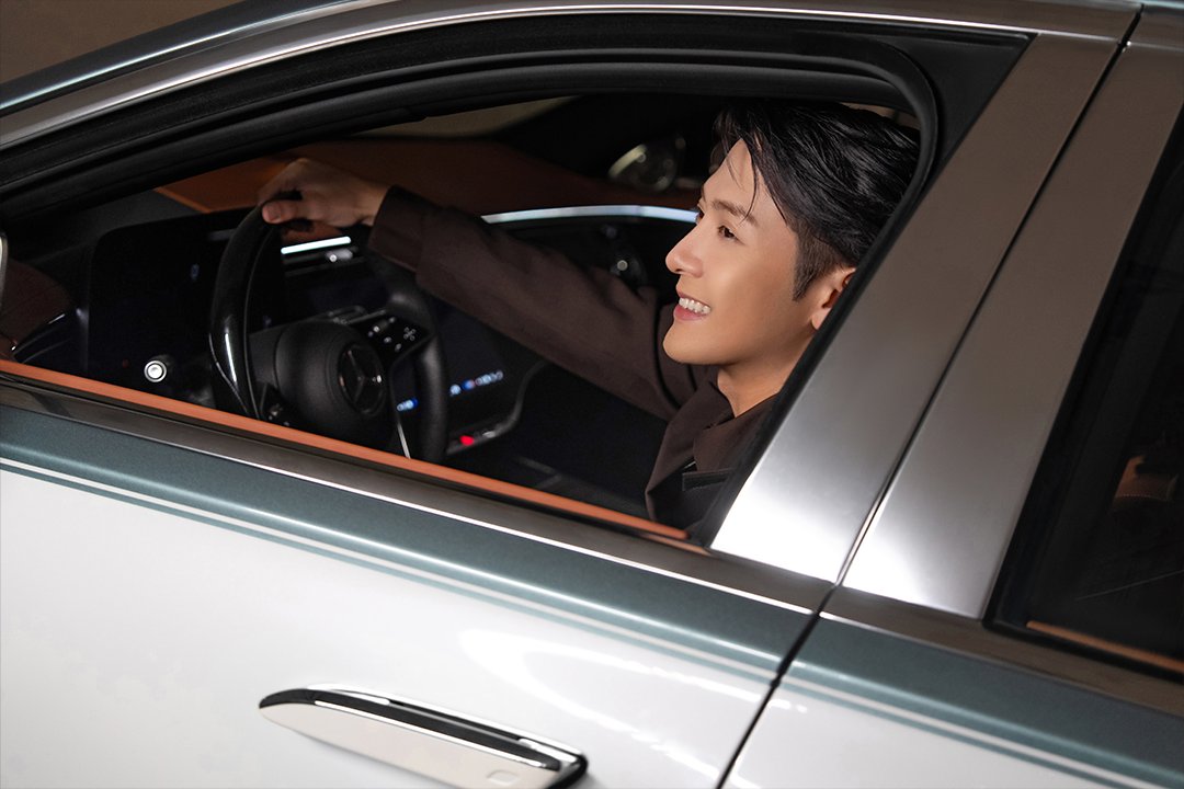 JacksonWGlobal's tweet photo. [WECHAT] 261013 Mercedes-Benz 

Maybach Global Brand Ambassador Jackson Wang for the new Maybach S-Class! 🥰

#JacksonWangxMaybach https://t.co/uuzuxl0Sih