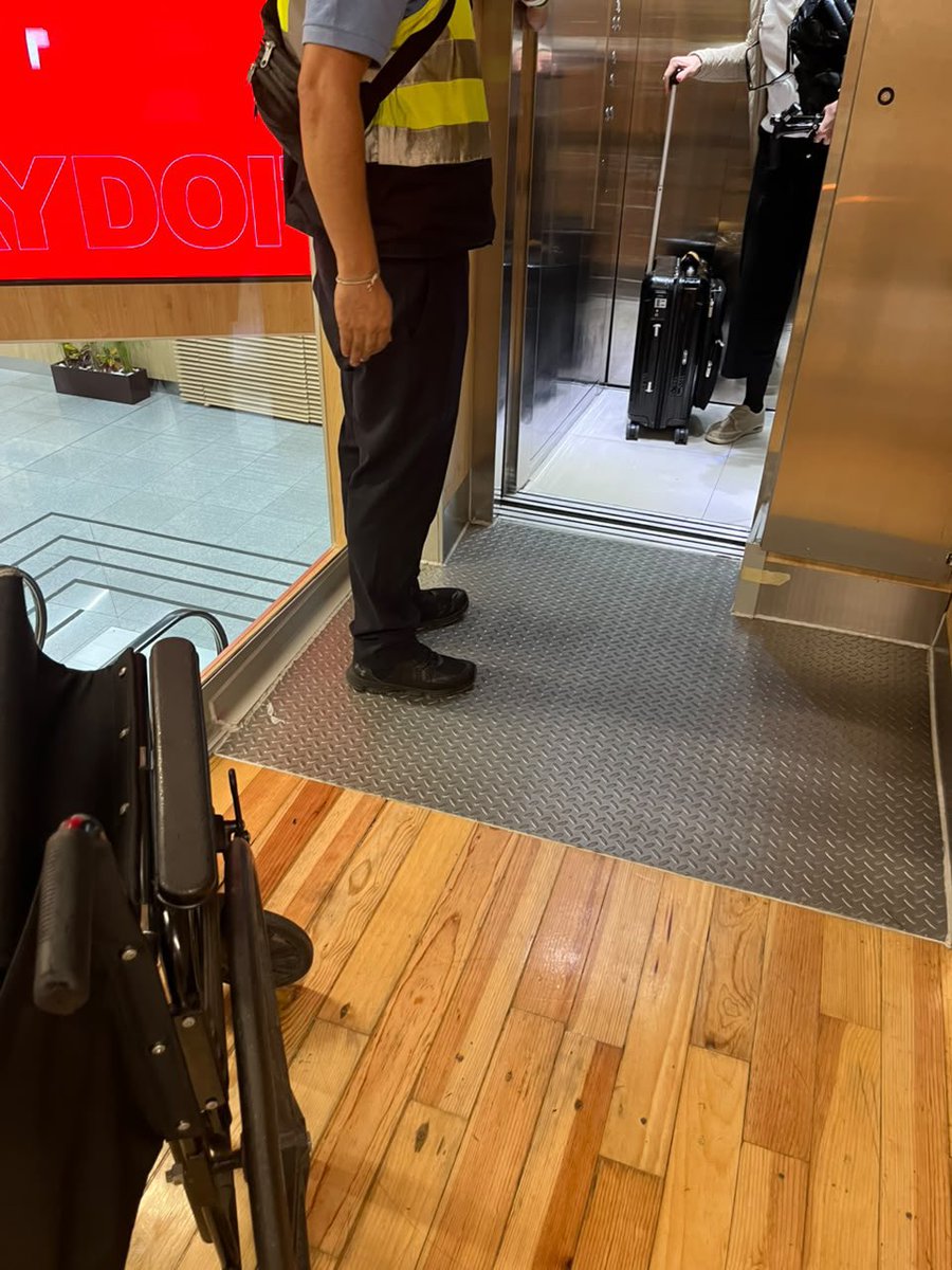 lumendoz's tweet photo. Para @Ripleys , el elevador nuevo para sillas de la ruedas de la #T1 del área  internacional del @AICM_mx no le cabe la silla de ruedas🙈 Almirante Padilla, algo qué decir? @SEMAR_mx hasta cuándo? https://t.co/dKRTV9tS4z