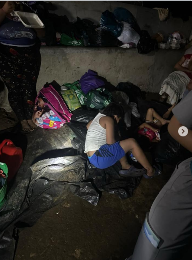 melisarivas24's tweet photo. Asi duermen nuestros panameños, se quedaron sin una casa digna y el regimen que tenemos como gobierno que lleva en el poder 36 años no moverá un solo dedo para ayudarlos. Panameños ya es hora de sacar a este regimen de la presidencia #TerremotoEnPanamá https://t.co/75tGMYikna