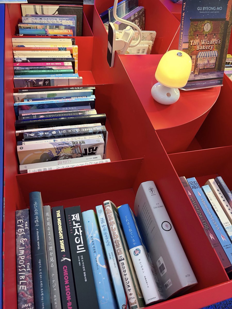 changwonsson's tweet photo. 韓国の読書熱は本当にどこにいっても感じて、地下鉄でも携帯ではなく本を読む人が本当に多かった
ソウル広場や清渓川の野外読書スペースには日本の本も多く、本屋で麻耶雄嵩さんの『神様ゲーム』見つけた時はヒグチユウコさん！！✨って大いに高まった
私も京極先生の分厚い本持参で楽しめた👍 https://t.co/25tTt7Z3ty