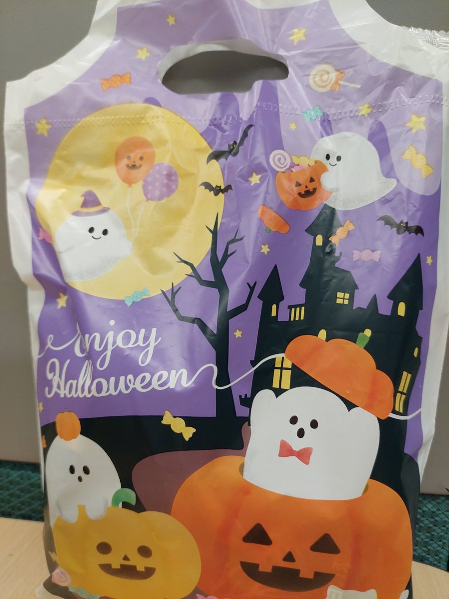 Kaze_VRC's tweet photo. 🎃 同僚からハロウィーンのお菓子をもらいました！🍬 https://t.co/150nUGCcak