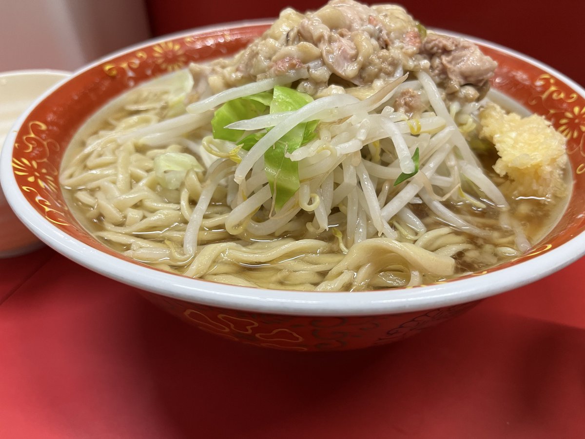 abelkain_PA84's tweet photo. ラーメン二郎　上野毛店
大ラーメン麺固め＋生たまご　ニンニクアブラ
10年以上ぶりに来た。
初めて大を頼んでみたけど細麺が食べやすくてスルスル入った、醤油のキレも最高。
実は車使えばすぐに行ける距離なのもわかったのでまた来よう https://t.co/YaTXeJCKEg