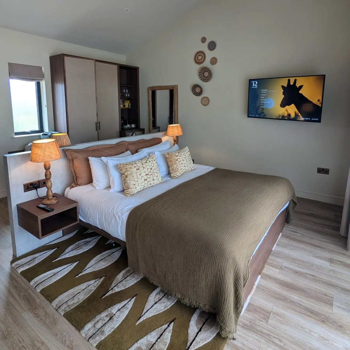 Shauna273972's tweet photo. For my birthday, I was surprised with a stay at The Reserve at Chester Zoo. Waking up to giraffes, after-hours zoo access, incredible food and wonderful staff made it a truly unforgettable experience. https://t.co/2tlpYWfktw