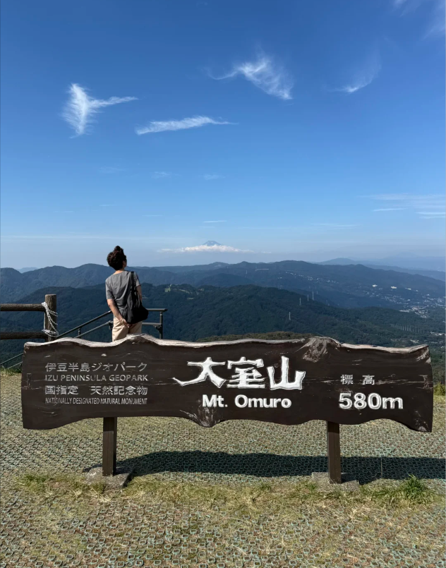 BEThompson_FL's tweet photo. 伊豆・大室山。火山口からの風を浴びる🍃 山頂限定の三福だんご。もちもち食感、青空と草原を味わう一日。 #大室山
#伊豆
#大室山三福だんご https://t.co/pppEI6E7Gp