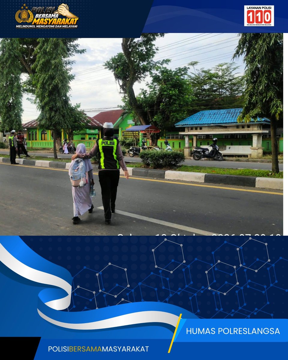 Humaslangsa_'s tweet photo. Melalui kegiatan strong point pagi, personel Satlantas Polres Langsa membantu menyeberangkan anak sekolah sebagai wujud pelayanan humanis demi keselamatan dan kelancaran lalu lintas.

#bidhumaspoldaaceh #polripresisi #kapolreslangsa #polisibersamamasyarakat https://t.co/klWu5wFsVW