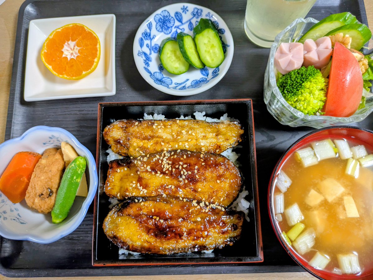TsukubabaY's tweet photo. #じいじとばあばの昼ご飯
#茄子蒲焼き
#サラダ
#がんも人参筍煮物
#お新香
#豆腐ネキ味噌汁
#オレンジ https://t.co/xIk4pNHPvX