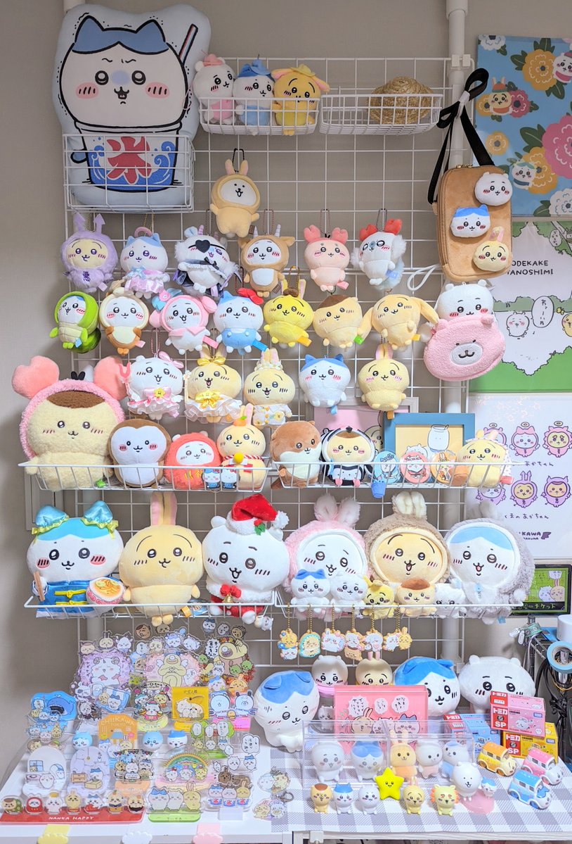mim1m13's tweet photo. 2023年8月���ちいかわ棚📸

左上のハチを見るたび、冒険王で熱中症になった思い出が蘇る笑

こうして眺めてると、いろんな思い出が蘇ってきて、推し活っていいですね💛

現在の棚はお見せできる状態じゃないので、
いつかポストできるように頑張ります…！（戒め） https://t.co/ItFbv2TWMA