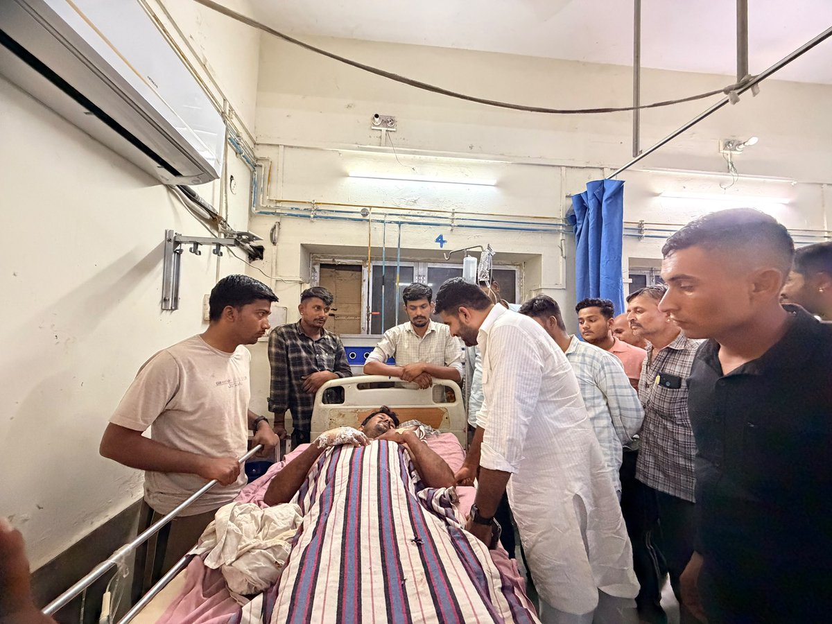 RavindraBhati__'s tweet photo. विगत दिवस ग्राम गूंगा में FRT टीम की घोर लापरवाही के चलते घायल हुए शिव निवासी FRT कर्मचारी श्री लक्ष्मणराम जी माली के परिवारजनों की जायज मांगों को लेकर एसई डिस्कॉम कार्यालय, बाड़मेर में धरना दिया गया। वार्ता के दौरान परिवारजनों की समस्त मांगों पर सहमति बनने के पश्चात अस्पताल पहुंचकर श्री लक्ष्मणराम जी की स्वास्थ्य संबंधी कुशलक्षेम जानी।

दुःख की इस घड़ी में परिवार को स्थानीय विधायक निधि कोष से ₹5 लाख की सहायता राशि स्वीकृत की।

परमपिता परमेश्वर से प्रार्थना है कि भाई श्री लक्ष्मणराम जी माली को शीघ्र स्वास्थ्य लाभ प्रदान करें।
