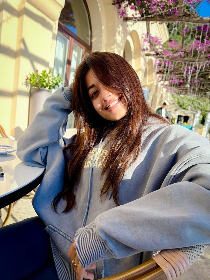 GirlyGeetha17's tweet photo. idk why but today the soft side feels extra happy like she's just skipping around in my head for no reason and it's making me smile at random things. like the sunlight through the curtains or the way my hoodie feels. maybe she just needed a quiet day to dance.

Good morning 🤌❤️ https://t.co/UekiUtzi2c