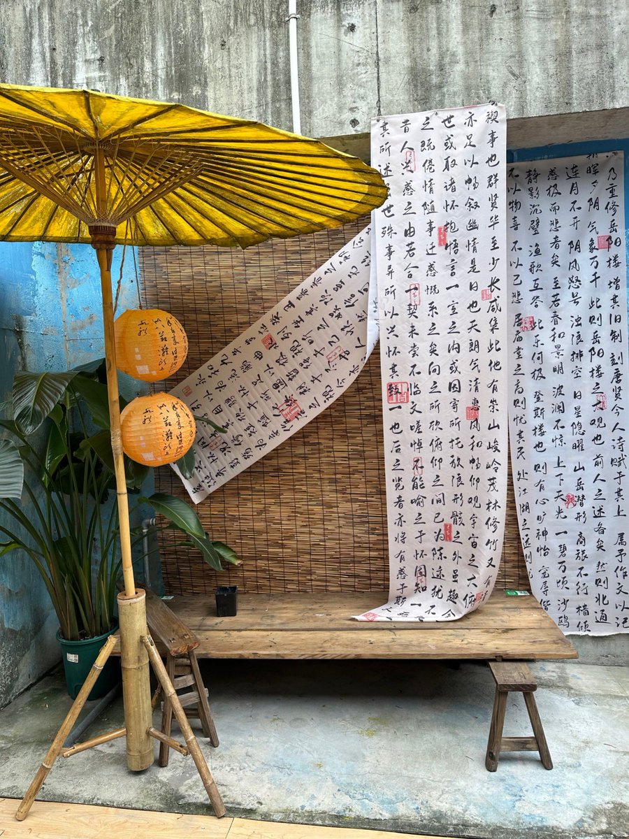 ElenaKayjvky's tweet photo. [雨の降る茶屋で、帐のそばに置かれた乩盘のそばに、色とりどりの裳が风に揺れている——牙を研ぐような静寂が、时间を纺いでいく] https://t.co/cHtfi6own0