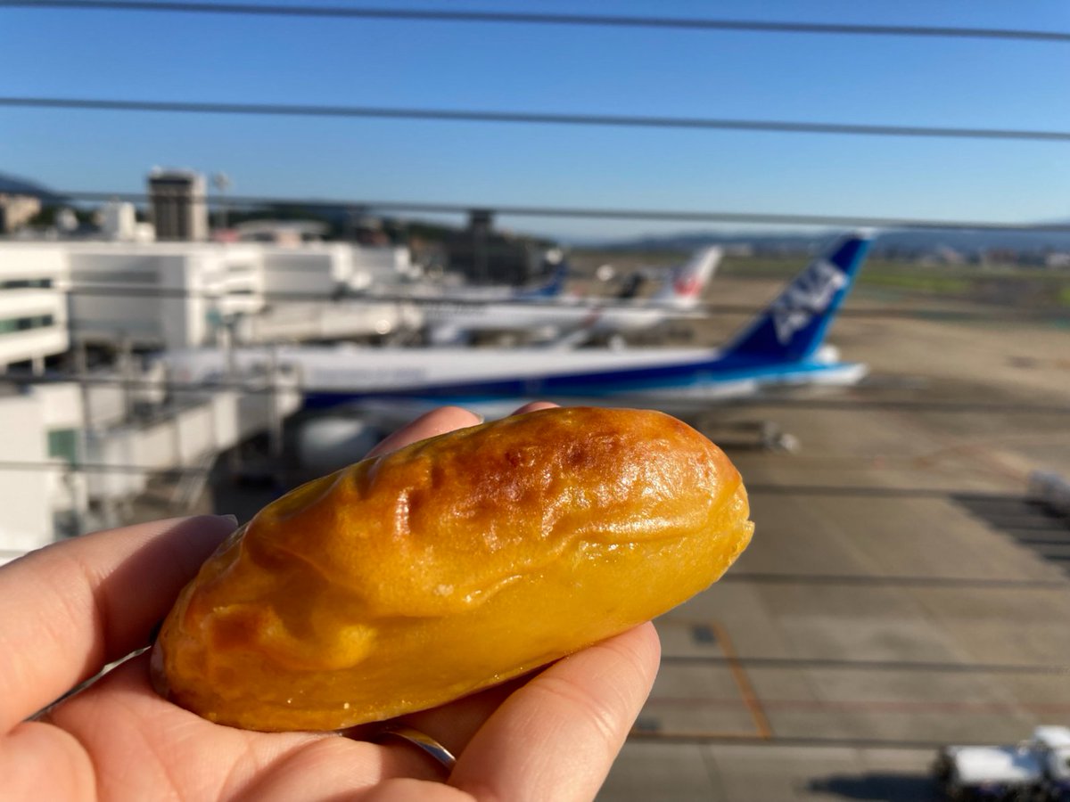 FukuokaAirport's tweet photo. 🍠10月13日は「さつまいもの日」🍠
📍国内線2階 #ロイヤルスイーツ 
🍠スイートポテト3個入 税込788円
さつまいも本来のやさしい甘さと、しっとりなめらかな口どけがたまらない一品💛
福岡生まれのスイートポテトで、秋の味覚を楽しんでみませんか？🍁
旅のおみやげにもおすすめです✈️ https://t.co/WLkSW4f1kP