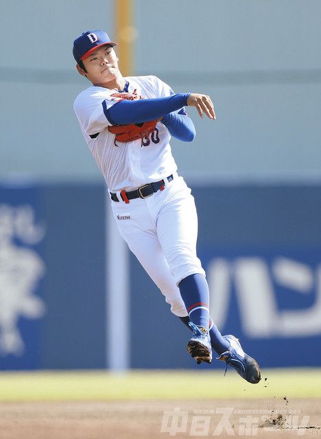 gnomotoke's tweet photo. 練習　根尾：中日スポーツ・東京中日スポーツ https://t.co/wFF903viz5 https://t.co/ETHY5HtAak