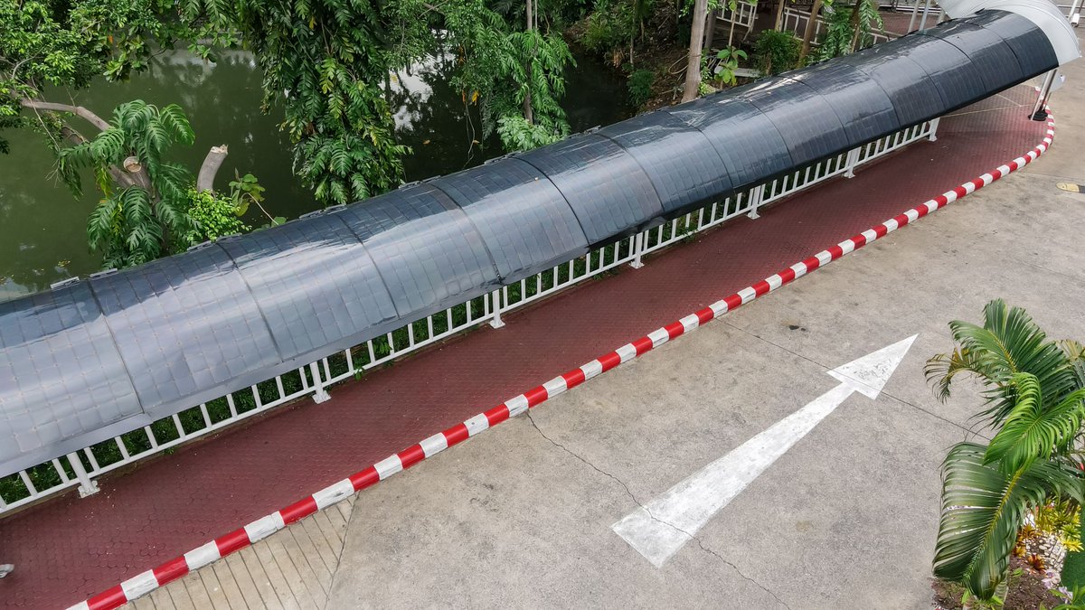 SwedeninTH's tweet photo. 🇸🇪 Swedish solar and recycle innovation in Bangkok!  (English below) ☀️

🌱 เราจะใช้ประโยชน์จากพื้นที่และโครงสร้างที่มีอยู่แล้วในเมืองให้คุ้มค่ามากขึ้นได้อย่างไร?

หนึ่งในคำตอบสามารถพบได้ที่กรมควบคุมมลพิษ กระทรวงทรัพยากรธรรมชาติและสิ่งแวดล้อม-ประเ��ศไทย ซึ่งทางเ��ินมีหลังคาแห่งหนึ่งได้แสดงให้เห็นถึงศักยภาพของแผงโซลาร์เซลล์ของ Midsummer ที่มีน้ำหนักเบา ยืดหยุ่น และสามารถรีไซเคิลได้ 🇹🇭

♻️ ต่างจากแผงโซลาร์เซลล์แก้วแบบดั้งเดิมซึ่งแข็งและน้ำหนักมาก แผงโซลาร์เซลล์ชนิดบาง น้ำหนักเบา และยืดหยุ่นนี้ เปิดโอกาสใหม่ในการติดตั้งพลังงานแสงอาทิตย์บนโครงสร้างเดิมได้อย่างหลากหลาย โดยผลิตจากวัสดุรีไซเคิลถึงร้อยละ 63 และได้รับการออกแบบให้สามารถนำกลับมารีไซเคิลได้ถึงร้อยละ 98 อีกทั้งยังติดตั้งอยู่บนหลังคาที่ทำจาก PolyAl ซึ่งเป็นวัสดุรีไซเคิลที่ได้จากการนำบรรจุภัณฑ์ของ Tetra Pak กลับมาใช้ใหม่ 🧃🌍

⚡ คาดว่าทางเดินแห่งนี้จะสามารถผลิตไฟฟ้าได้ 5,805 กิโลวัตต์ชั่วโมงต่อปี ซึ่งจะช่วยจ่ายไฟให้แก่หลอดไฟและเครื่องปรับอากาศภายในอาคารของกรมควบคุมมลพิษ
💚 นี่คือตัวอย่างที่เป็นรูปธรรมของการนำนวัตกรรมจาก��วีเดนมาช่วยเปลี่ยนโครงสร้างพื้นฐานที่มีอยู่แล้ว ให้กลายเป็นส่วนหนึ่งของการเปลี่ยนผ่านสู่พลังงานสะอาด

📖 อ่านเพิ่มเติมเกี่ยวกับ Midsummer ได้ที่ https://t.co/JE0SCJmABt
📖 อ่านเพิ่มเติมเกี่ยวกับ Tetra Pak ได้ที่ https://t.co/FxwsgA5ETt
------

🌱 How can cities make better use of the spaces and structures they already have? 

One answer can be found at the Pollution Control Department, Ministry of Natural Resources and Environment in Bangkok, where a covered walkway demonstrates the potential of lightweight, flexible and recyclable Midsummer solar panels. 🇹🇭

♻️  Unlike conventional rigid glass panels, these thin, lightweight and flexible solar panels offer new ways to integrate solar energy into existing structures. Made from 63% recycled materials and designed to be 98% recyclable, they sit on a roof made from PolyAl, a recycled material recovered from Tetra Pak packaging. 🧃🌍

⚡ The walkway is expected to produce 5,805 kWh of electricity annually helping power lighting and air conditioning in the Department’s building.

A practical example of how Swedish innovation can make existing infrastructure part of the shift towards clean energy.  💚 

Read more about Midsummer here https://t.co/JE0SCJmABt 
Read more about TetraPak here https://t.co/FxwsgA5ETt 
📸 Midsummer