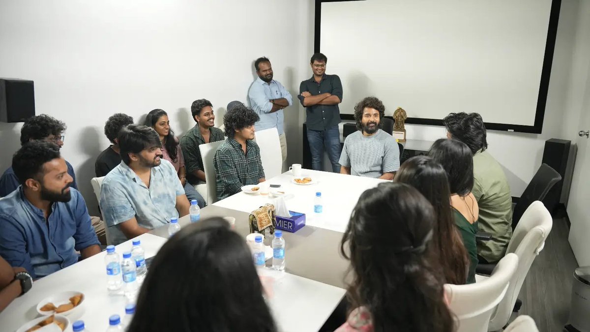 Suro_pov's tweet photo. sivakarthikeyan praises the #Modharathri team. https://t.co/XiEUothIUs