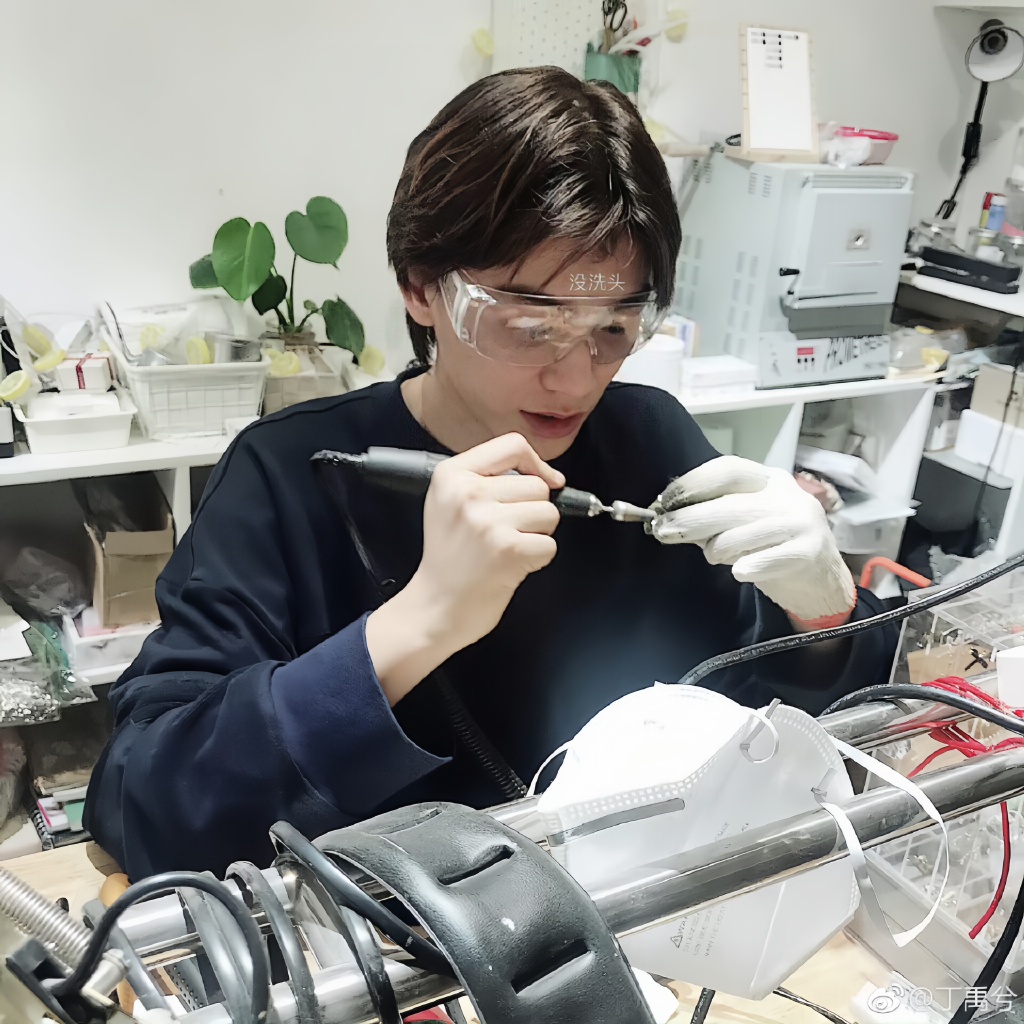 Matterg_44q's tweet photo. [フェルトで作った雑貨を琢で磨き、汗をかきながら作業しています！] https://t.co/6bNpY7MjZf