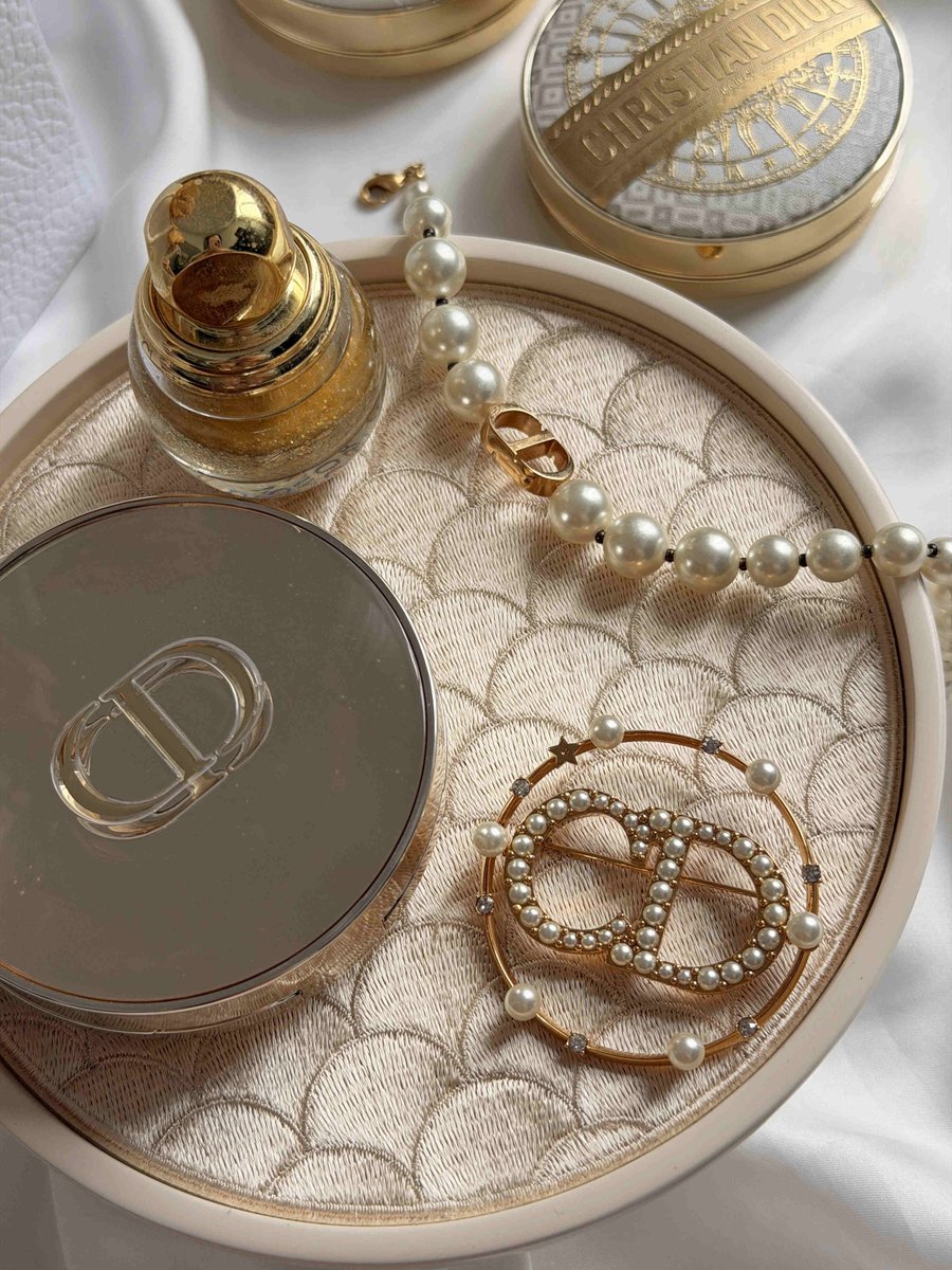 _BiiaTriz's tweet photo. A little Dior beauty moment, made even more special by Bvlgari’s thoughtful Mid-Autumn Festival gift. These limited-edition Dior cushion compacts look even prettier on this delicate, shimmery tray. https://t.co/54EWzSDzwp