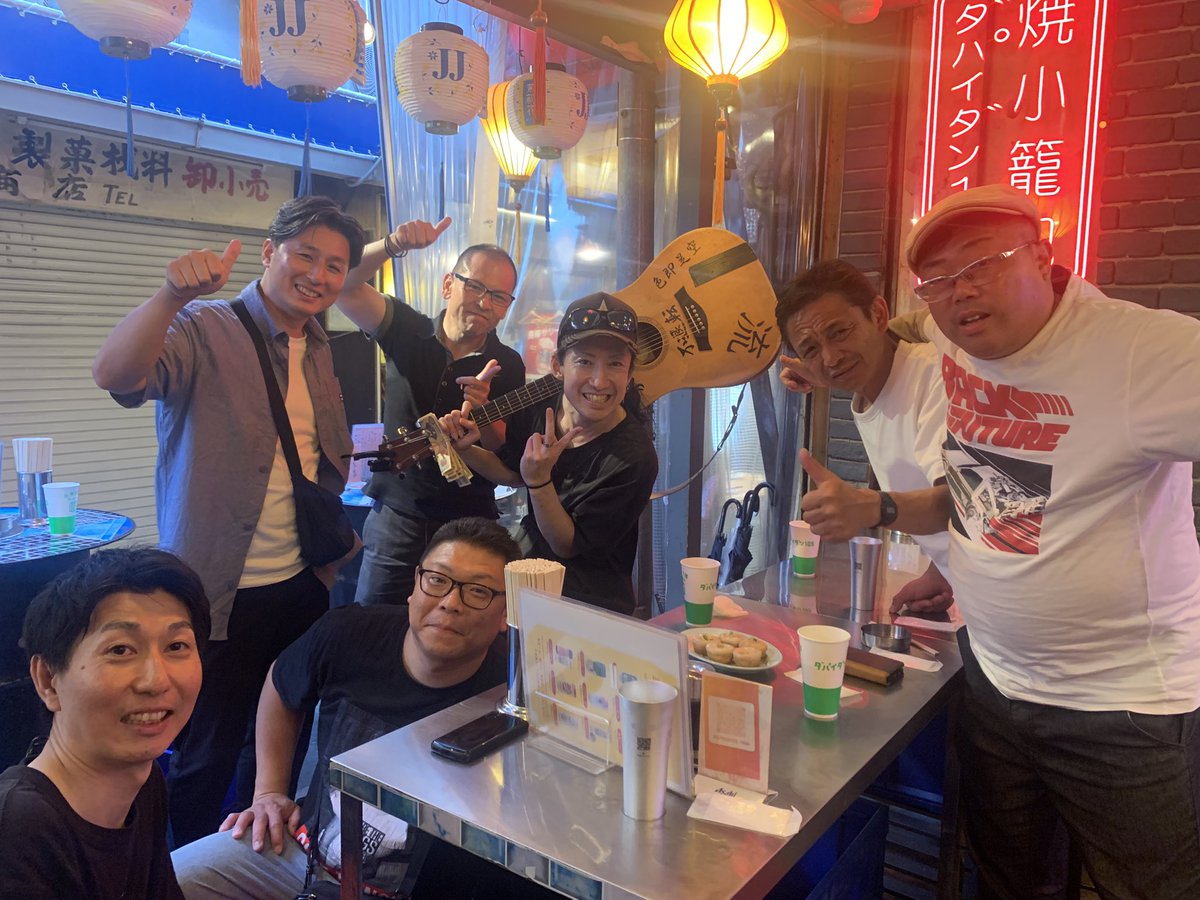 KAZ8610's tweet photo. 『どんな手段でもいいから歌で食える自分になりたい。そうすれば、今より自分を好きになれるかもしれない。自分の人生を肯定できるかもしれない。生まれてきてよかった、と。』

人生の再起。それが僕の流しの限定だった。

途中、コロナ禍になり『誰かの喜びにもなれるように。』と志が加わりました。 https://t.co/ceznxna2dw