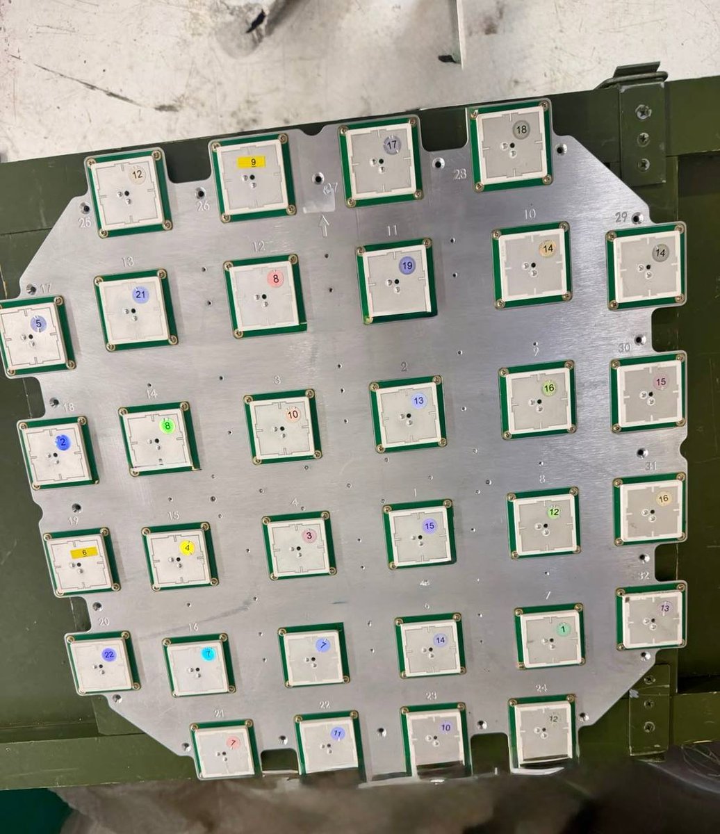 DarmolinskiT's tweet photo. OKIEM NA WROGA - Rosyjskie systemy nawigacji

Najnowsze znalezisko to 32-elementowa CRPA (Controlled Reception Pattern Antenna), podczas gdy wcześniejsze konstrukcje miały 4, 8 i 16 elementów. Antena wykorzystuje adaptacyjne kształtowanie charakterystyki odbiorczej (beamforming/null steering), ograniczając wpływ sygnałów zakłócających.
W idealnym modelu układ z N elementami ma N−1 przestrzennych stopni swobody. Dla 16 elementów oznacza to 15, a dla 32 nawet 31. Nie jest to jednak gwarantowana liczba jednocześnie tłumionych nadajników WRE.
Na obudowie nowej anteny znaleziono oznaczenie ALB, sugerujące montaż w Ałabudze. Konstrukcja przypomina rozwiązania chińskiego Harxon, choć jej producent nie został jednoznacznie potwierdzony.

Drugi kierunek to nawigacja optyczna.

W odrzutowym Gerań-4 zidentyfikowano rosyjski system autonomicznej nawigacji optoelektronicznej wykorzystujący korelację obrazu z kamery z zapisanymi zobrazowaniami referencyjnymi terenu. Pozwala to korygować pozycję bez ciągłego korzystania z GNSS. Podobne rozwiązanie występuje w Gerań-5 K5.

W Gerań-4 zastosowano również moduł MOCh z magnetometrem PNI5GA, współpracujący z inercyjnym układem SADRA w celu ograniczania dryfu nawigacyjnego.
Inne rozwiązania oparte na analizie obrazu występują w V2U, Lancet i Mołnija, choć ich funkcje i architektura nie są jednakowe. W V2U potwierdzono komputer Leetop A203 oparty na NVIDIA Jetson Orin, a nawigację wizyjną wskazano jako prawdopodobną.
Rosjanie rozwijają dwa kierunki jednocześnie: odporność GNSS na zakłócenia oraz autonomiczną korekcję pozycji. To oznacza, że samo tłumienie sygnału satelitarnego coraz trudniej uznać za wystarczającą metodę przeciwdziałania.