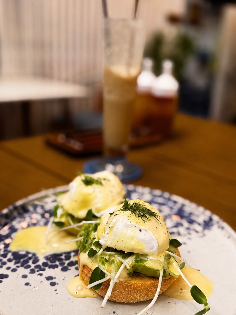brunaganacin's tweet photo. Koh Tao, Thailand: Thais eten is altijd feest. Geen ontbijt, lunch- of dinerkaart, maar alles op elk moment. Eggs Benedict met avocado? Heerlijk. Koffiesmoothie met pindakaas en slagroom? Voor alles is er een laatste keer. https://t.co/nHahvbfXCy