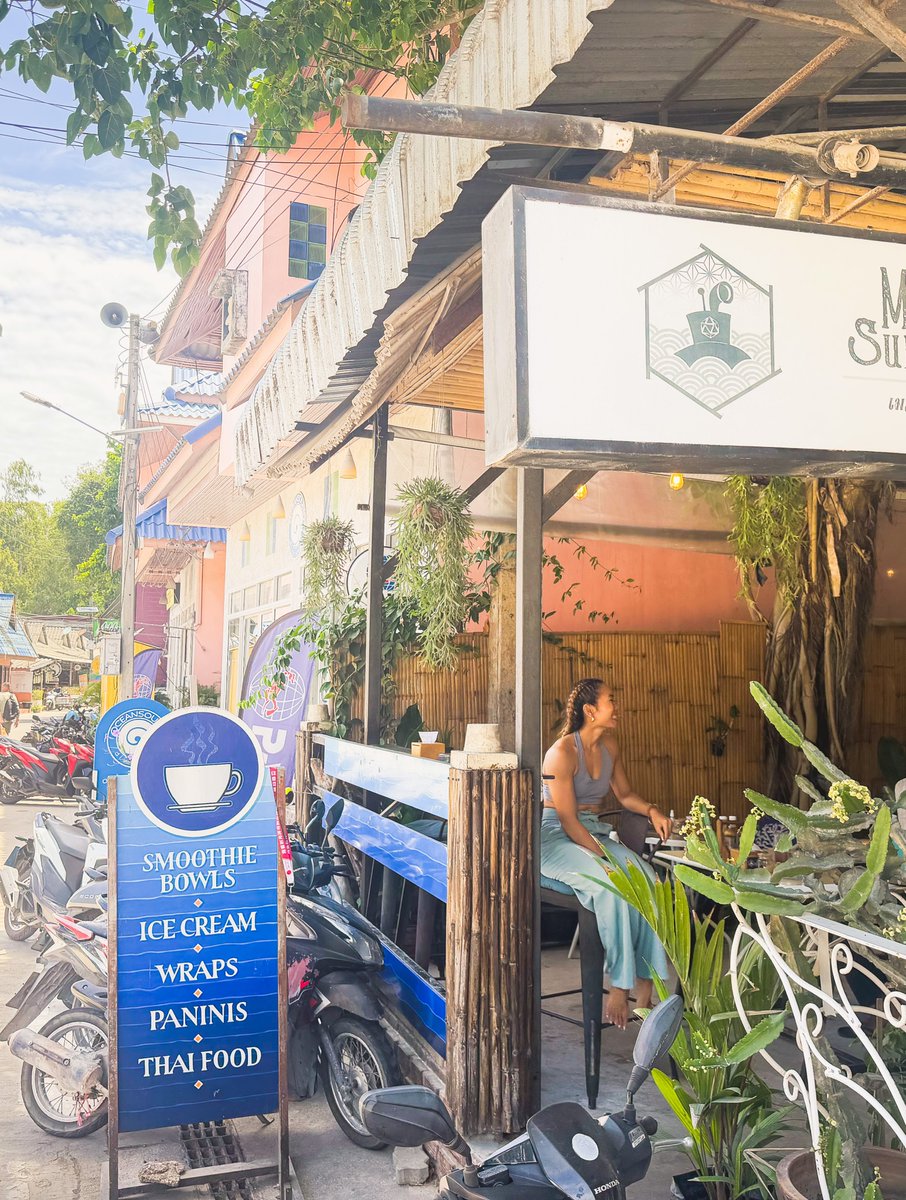 brunaganacin's tweet photo. Koh Tao, Thailand: Thais eten is altijd feest. Geen ontbijt, lunch- of dinerkaart, maar alles op elk moment. Eggs Benedict met avocado? Heerlijk. Koffiesmoothie met pindakaas en slagroom? Voor alles is er een laatste keer. https://t.co/nHahvbfXCy