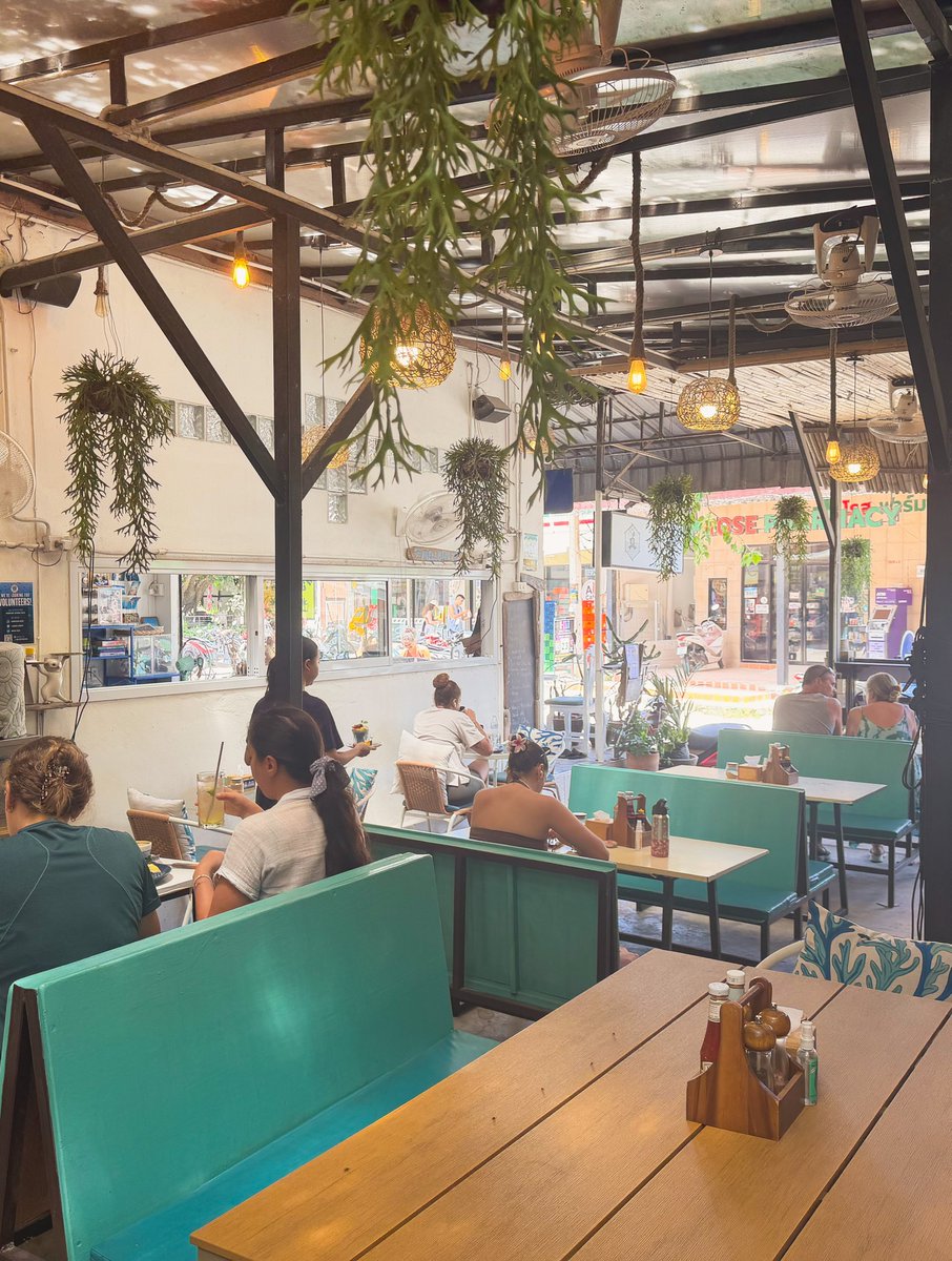 brunaganacin's tweet photo. Koh Tao, Thailand: Thais eten is altijd feest. Geen ontbijt, lunch- of dinerkaart, maar alles op elk moment. Eggs Benedict met avocado? Heerlijk. Koffiesmoothie met pindakaas en slagroom? Voor alles is er een laatste keer. https://t.co/nHahvbfXCy