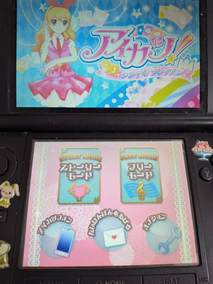 peachotm55's tweet photo. 久しぶりに3DS開いたよ〜‼️
おじいちゃんに初めて買ってもらったソフトがアイカツなの🥹💖
懐かしすぎる😭
小さい時あおちゃんが好きだったのかな？w
マイキャラまた変えたいからデータ消すか迷ってるけどすごい思い入れがあるから悩む🥺♡ https://t.co/cLjcEADfvi