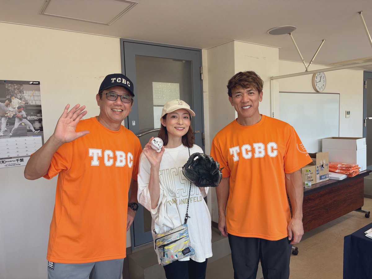 matsumoto_eiko's tweet photo. 東京キャッチボールクラブのイベントが秋田で開催⚾️との事で、学生時代から憧れの #古田敦也 様に会いに行って来ました🚅

しかも #松井稼頭央 さんもご一緒にお写真撮っていただき感激🥹

この日のハーフタイムショーに出演の #羅漢 君からの情報で観に行けたので本当に感謝🫶 青空に芝生で羅漢くんのパフォーマンスがめちゃ気持ちよかったです！

そして、FM秋田の超兄貴✴︎高橋航さんや羅漢くんたちとキャッチボールも出来て最高過ぎました✨✨✨

いつ始球式のオファーが来ても大丈夫なようにw 元野球部のBERABOWさんに投げ方教わったり💪🏻（マジです）

フリータイムには『ふつおた』🎵も流れていてとっても嬉しく、、、

来年のTCBCもあったら絶対参加したい&次はノックを受けてみたい❣️